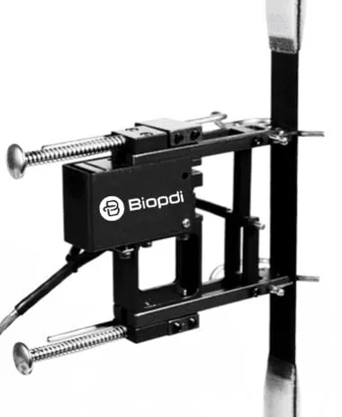 Extensómetro Biopdi fijado en una probeta plana durante un ensayo de tracción